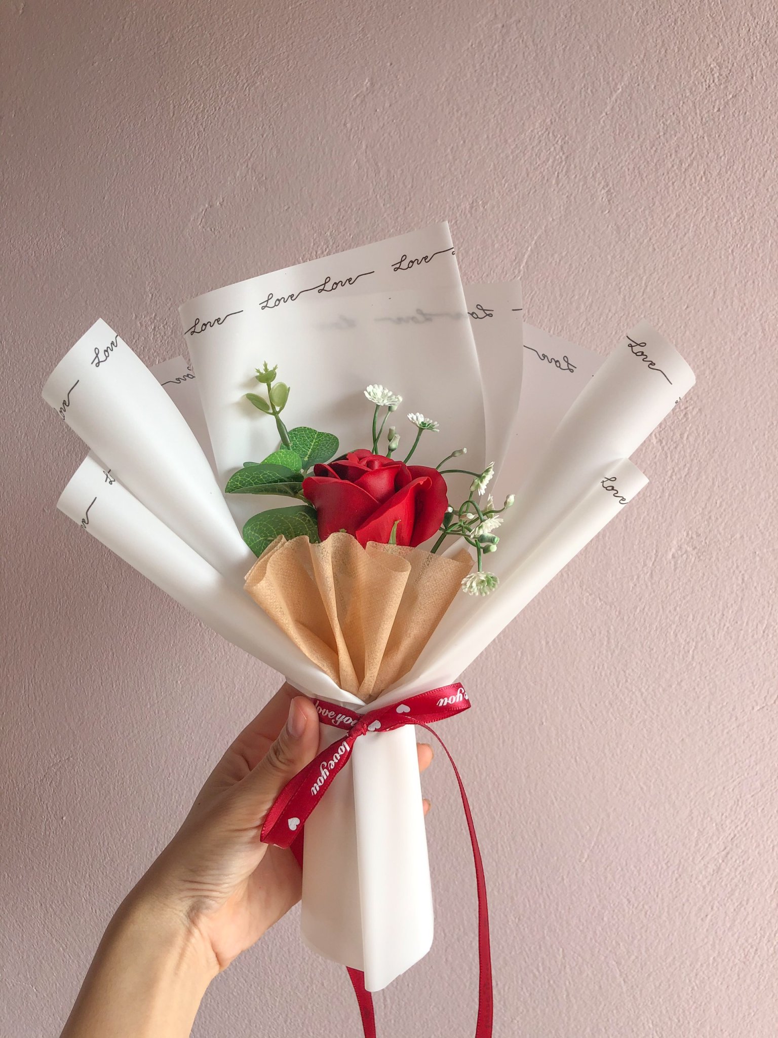 Bó hoa hồng sáp: Một bó hoa hồng sáp với sắc đỏ tươi sáng và hương thơm là món quà hoàn hảo cho người thân yêu của bạn. Bức tranh này đem đến cho bạn cảm giác ngọt ngào và hạnh phúc.