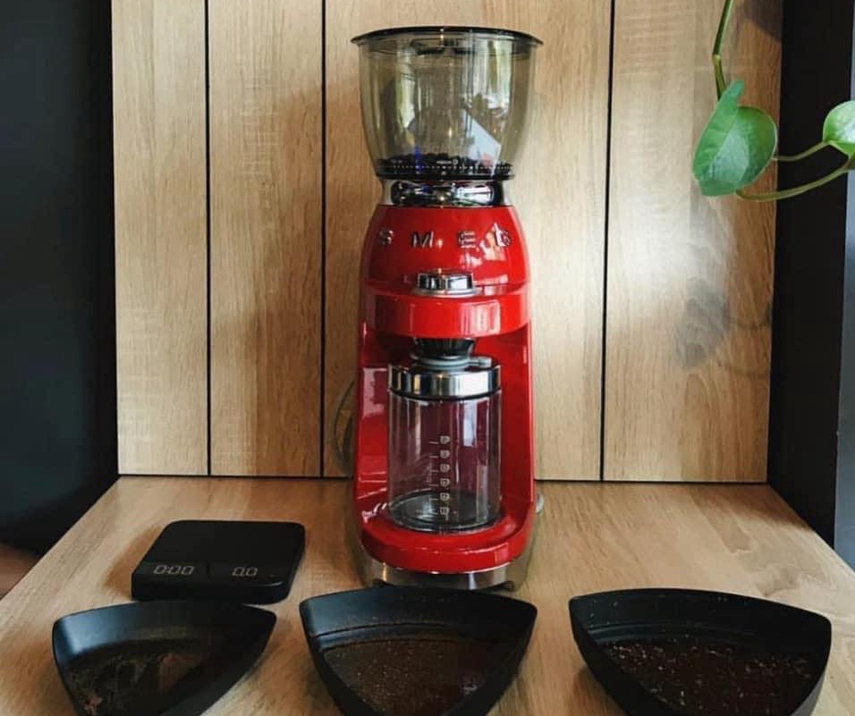 Máy Xay Cafe Smeg CGF01RDEU