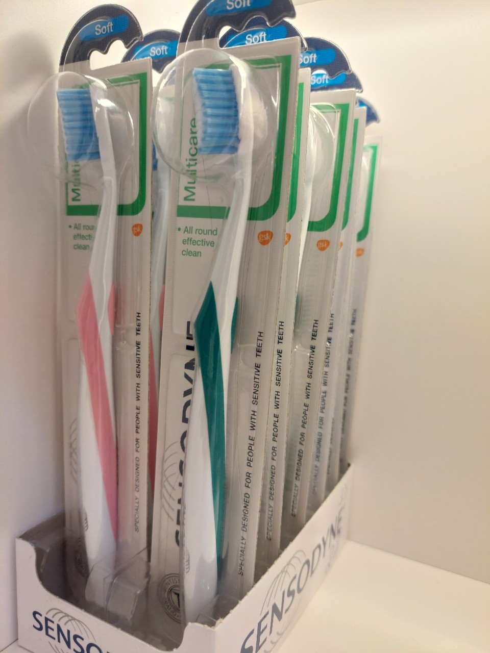 Bàn chải đánh răng Sensodyne Multicarre Soft - Thiết kế riêng dành cho răng ê buốt