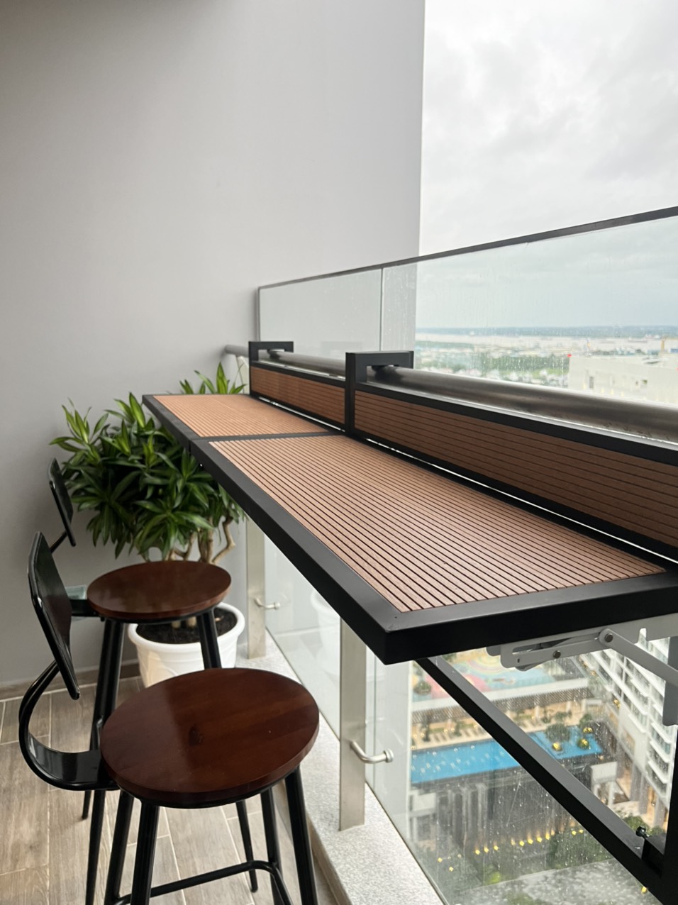 Bàn treo ban công composite Home Việt ( size lớn 30*80)