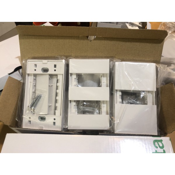 Mặt công tắc Cho 1,2,3 Thiết Bị Schneider