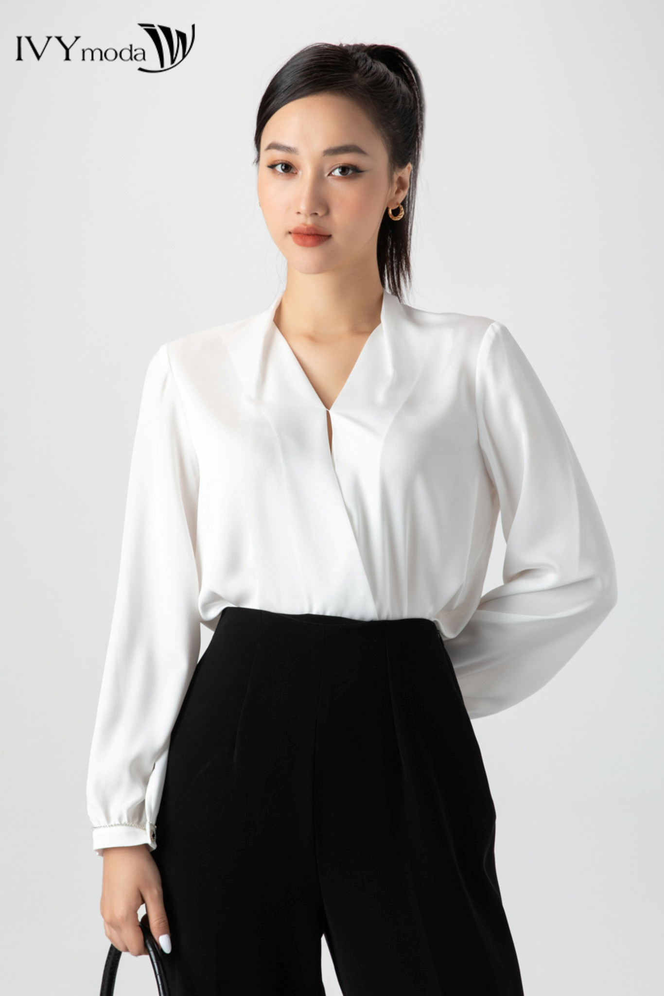 Áo sơ mi lụa cổ kiểu IVY Moda MS 17M6841