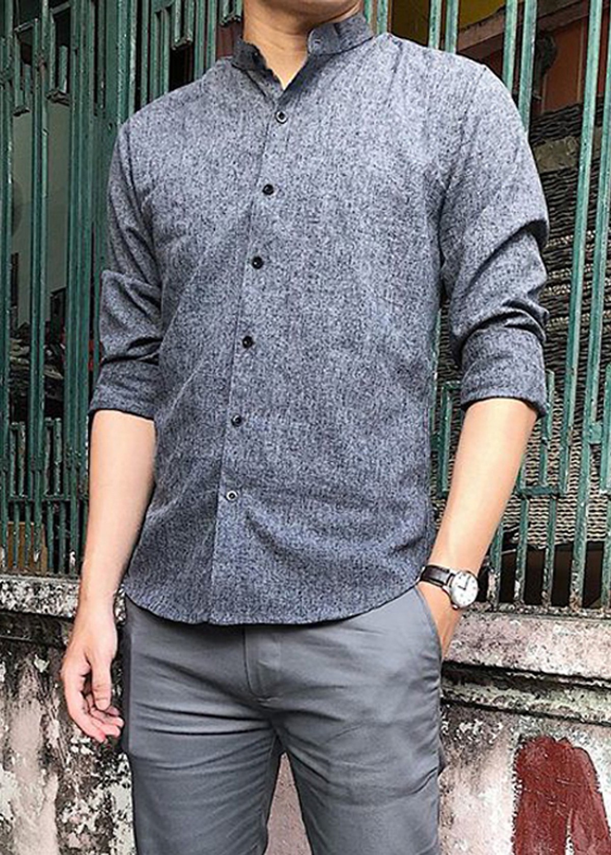 Áo sơ mi dài tay nam màu xám chất liệu vải xước cotton, form dáng ôm nhẹ body phù hợp nhiều lứa tuổi