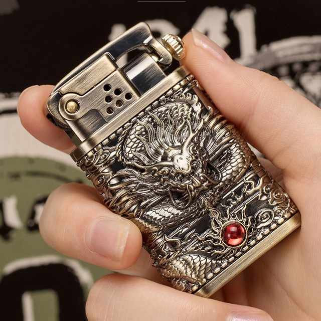 Vỏ Hộp Quẹt Bật Lửa Xăng Zorro Z602  Dùng Xăng Bấc Đá Cao Cấp Thiết Kế Họa Tiết Rồng Đính Ngọc Đỏ Đẹp Độc Lạ