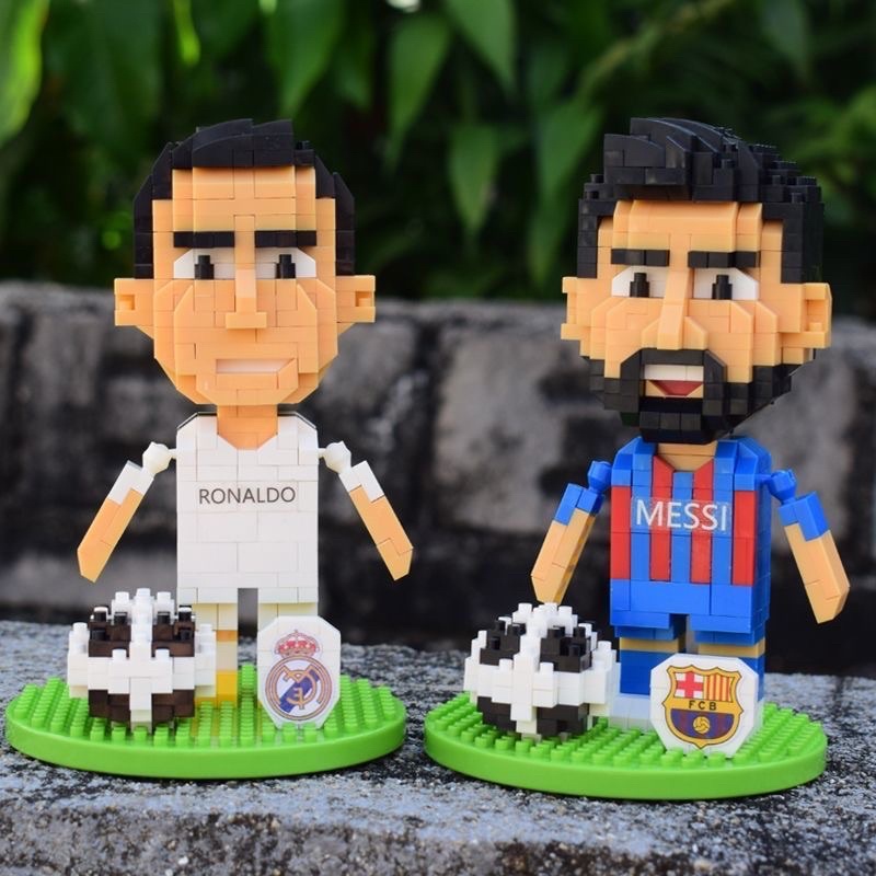 Mô Hình Lego Cầu thủ Bóng Đá Ronaldo/Messi: Với sự kết hợp giữa đam mê về LEGO và bóng đá, mô hình LEGO về Ronaldo hoặc Messi sẽ khiến bạn thích thú. Những mô hình phong phú, tinh xảo và đầy màu sắc sẽ chứng tỏ sự tinh tế và sáng tạo của người tạo ra. Hãy cùng xem những công trình LEGO độc đáo này và trải nghiệm niềm đam mê bóng đá tuyệt vời.