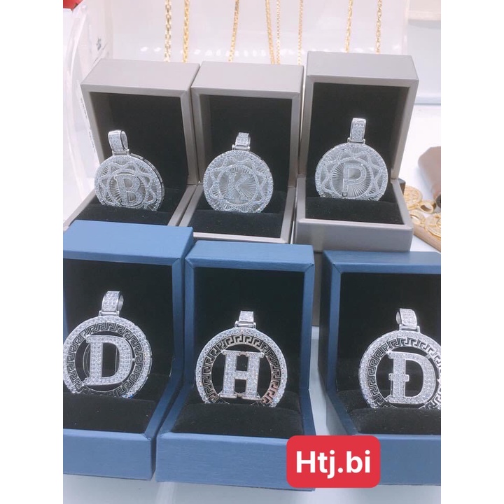 Mặt dây chuyền chữ cái mạ vàng.