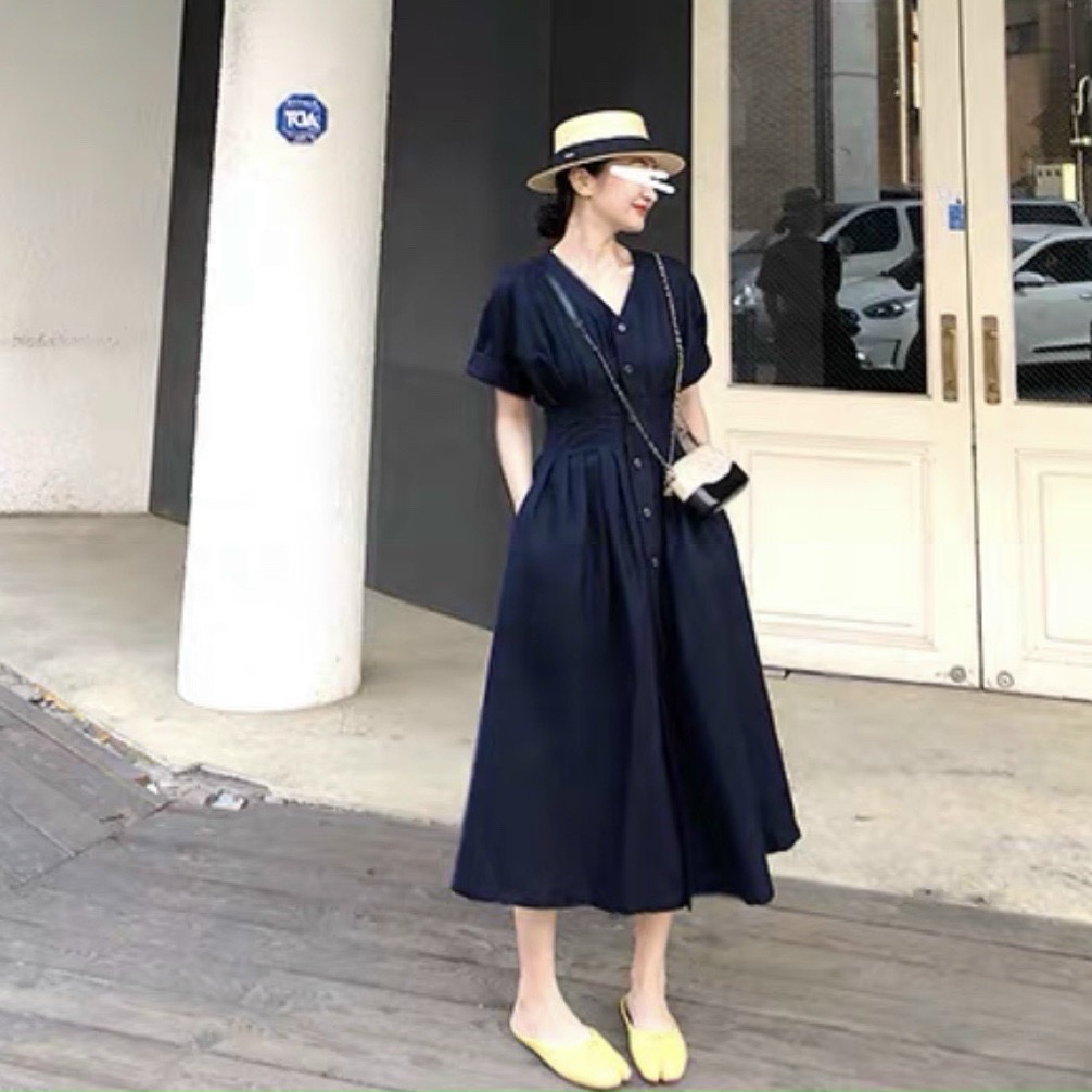 Đầm đen cổ V xếp li eo