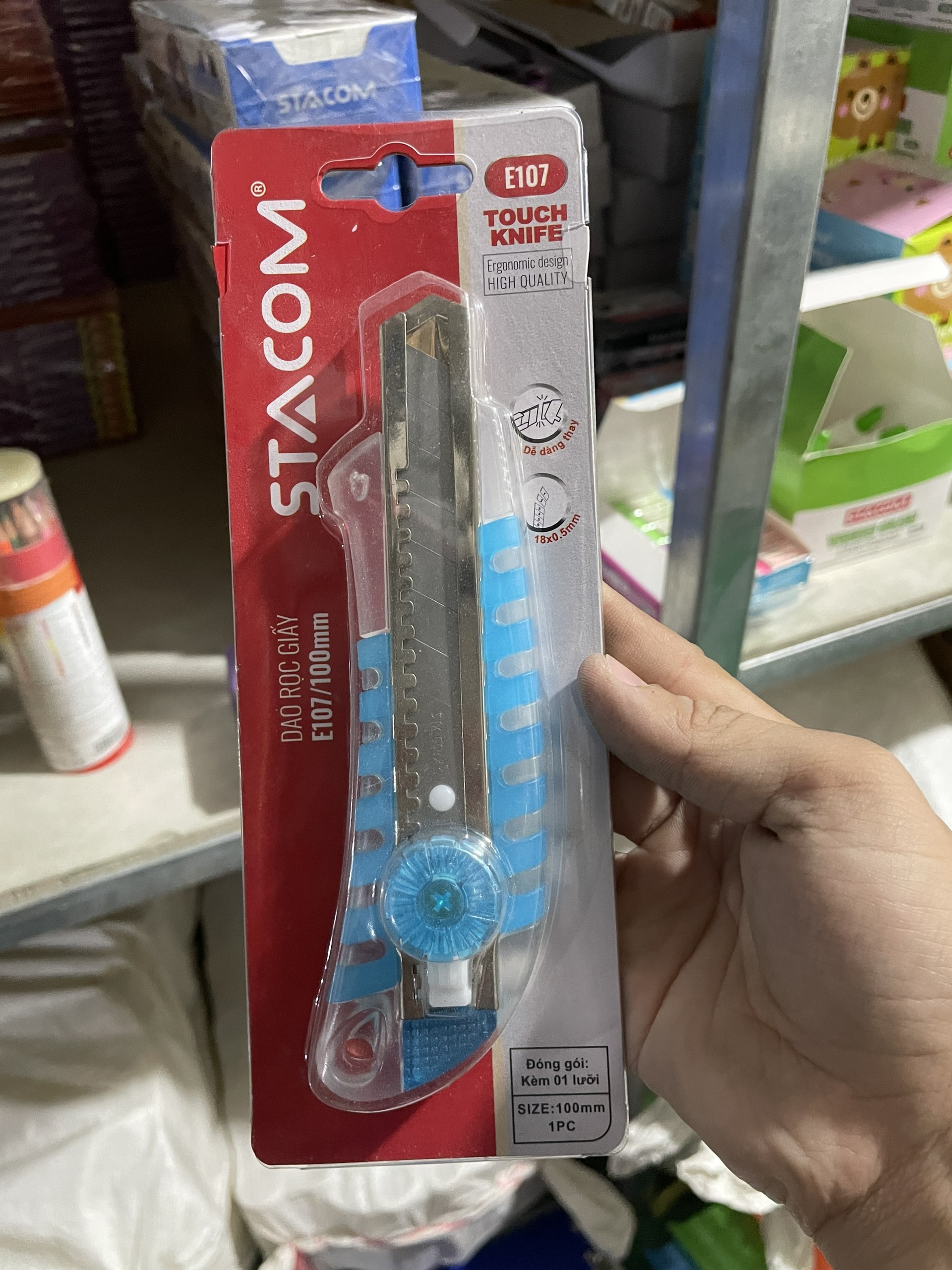 (1 Cây) Dao Rọc Giấy Loại Lớn Thân Trong - Stacom - E107