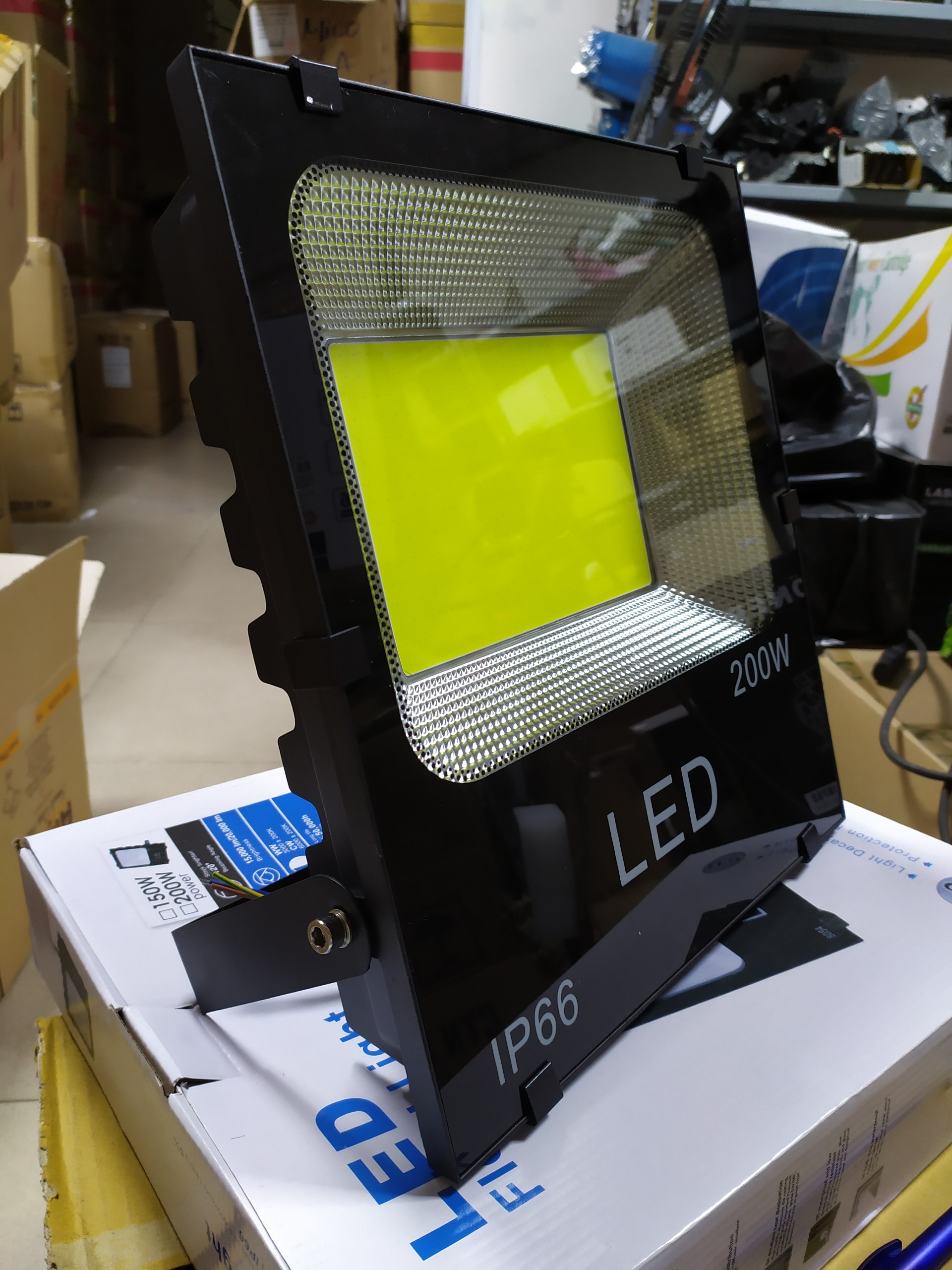 Đèn pha LED 200W chiếu ngoài trời giá tốt