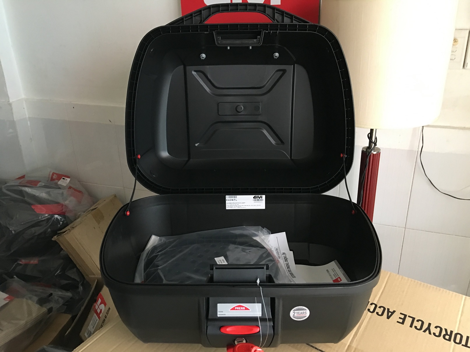 Thùng Givi E43NTL, dung tích 43 lít kèm đế MP70N