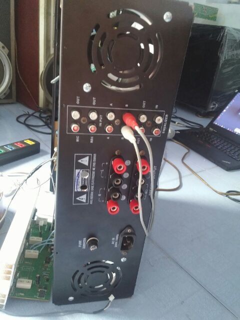 Mặt sau ampli 2 quạt