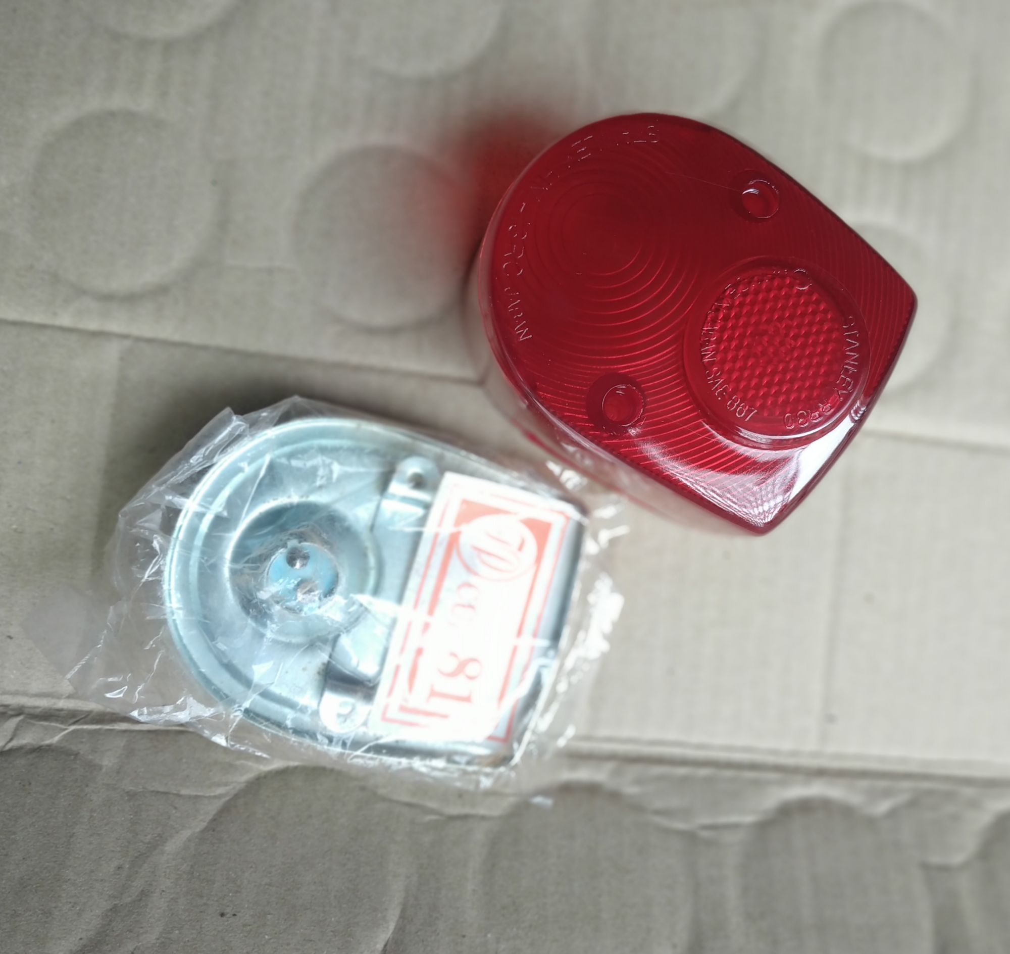 bộ nắp hậu đế đèn lái stop xe cup 81