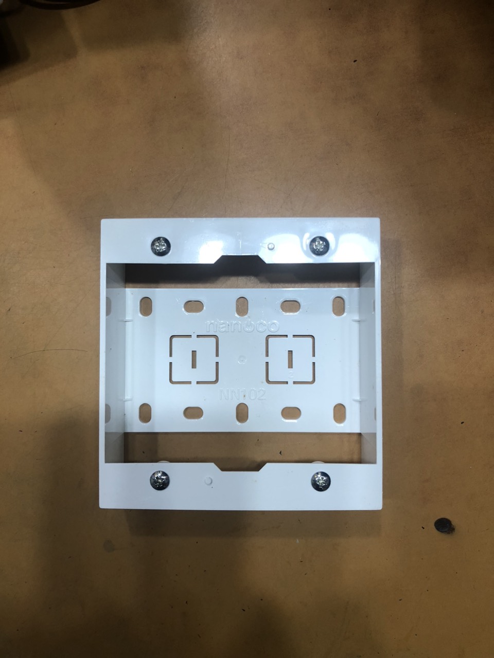 Hộp đế nổi đôi nanoco nn102f mô tả sản phẩm hộp nổi đôi duplex surface box kích thước: 120x115x35mm đóng gói 60 cái/thùng