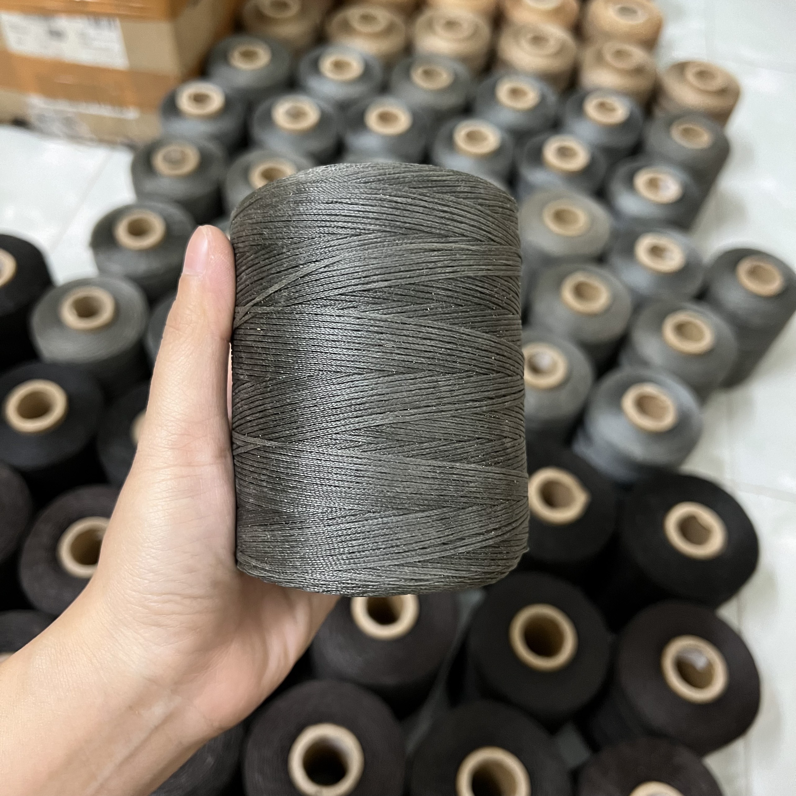 Chỉ khâu giày dép chuyên dụng (Màu xám)