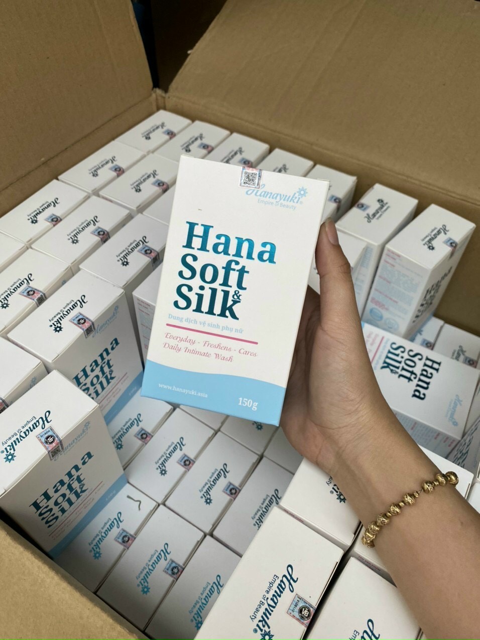 Dung Dịch Vệ Sinh Phụ Nữ Hana Soft Silk Hanayuki 150ml