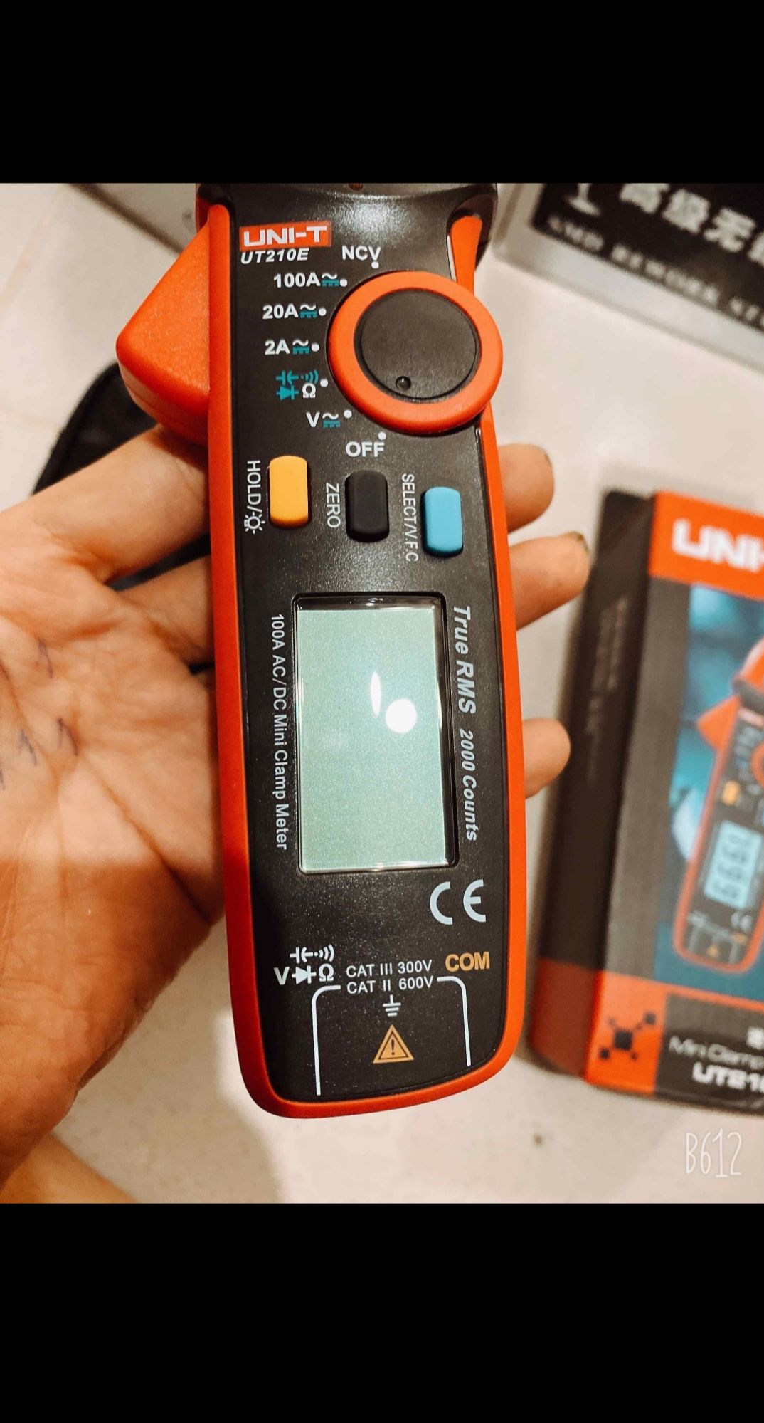 Đồng hồ ampe kìm UT210E
