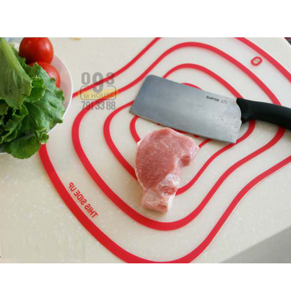 flexible plastic cutting board.