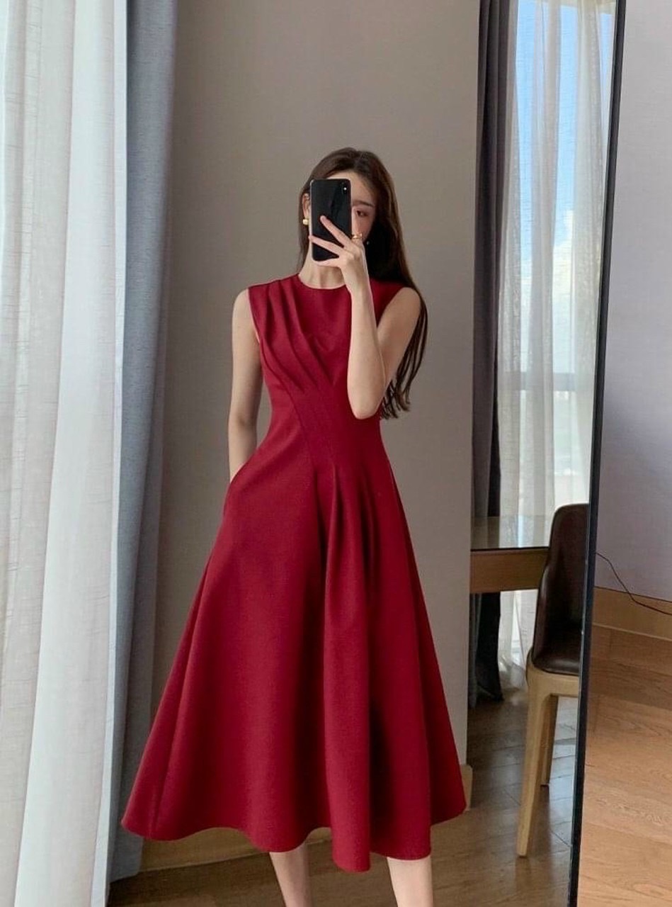 Đầm đỏ cổ tròn xếp li xéo