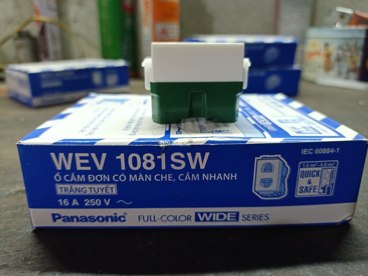 Ổ cắm 2 chấu có màn che panasonic