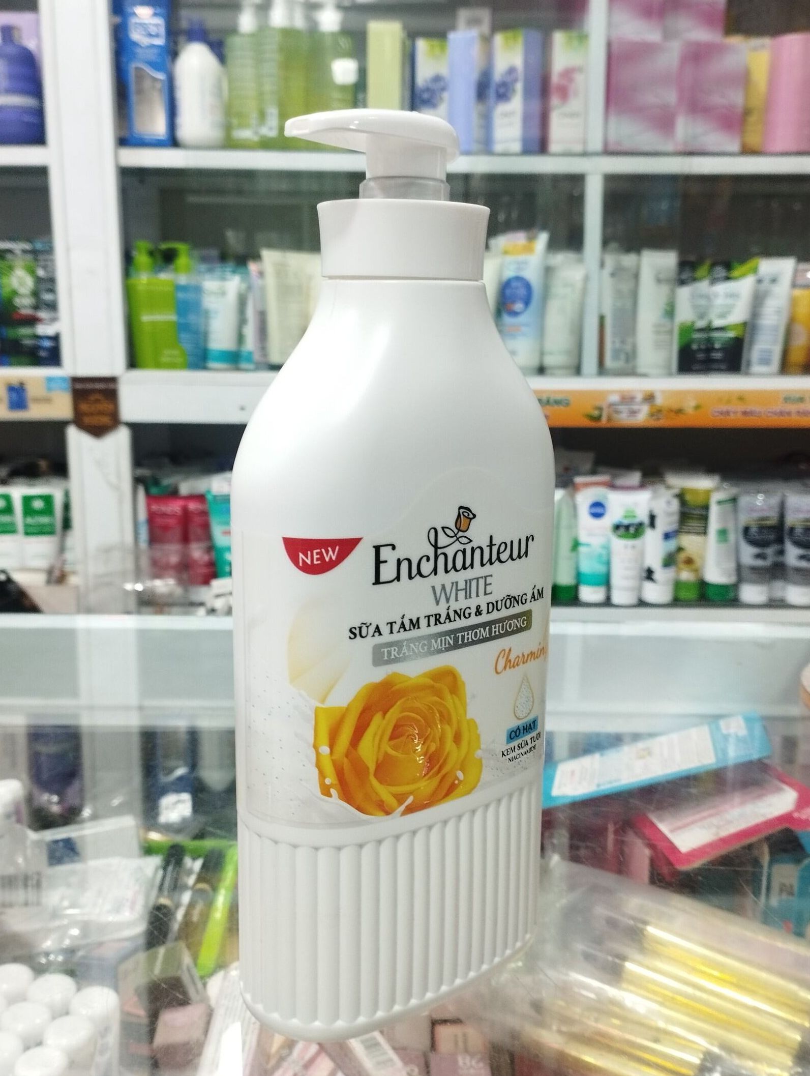 (VÀNG)SỮA TẮM ENCHANTEUR CÓ HẠT 650G
