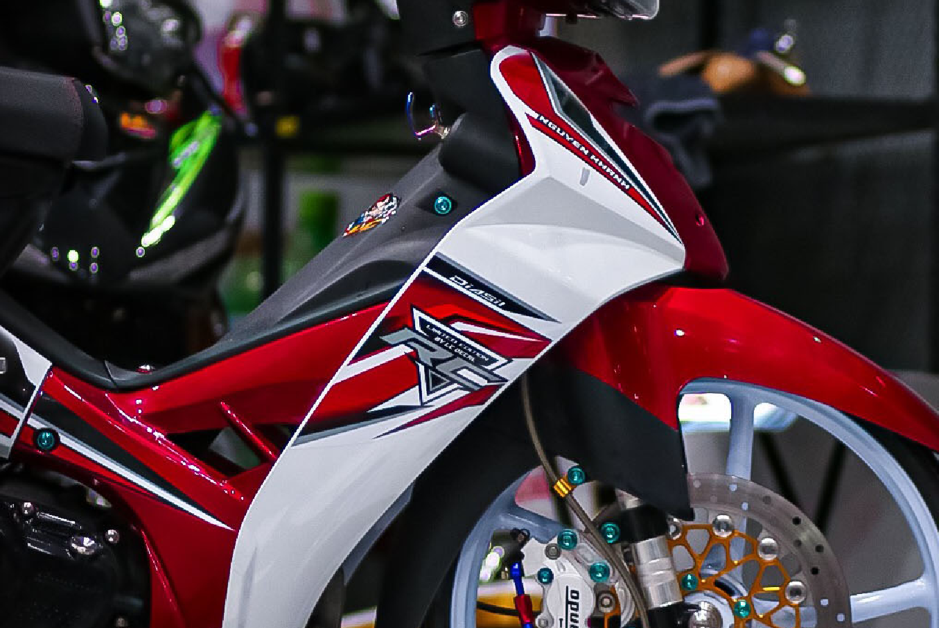 TEM SIRIUS RC V3 TRẮNG ĐỎ