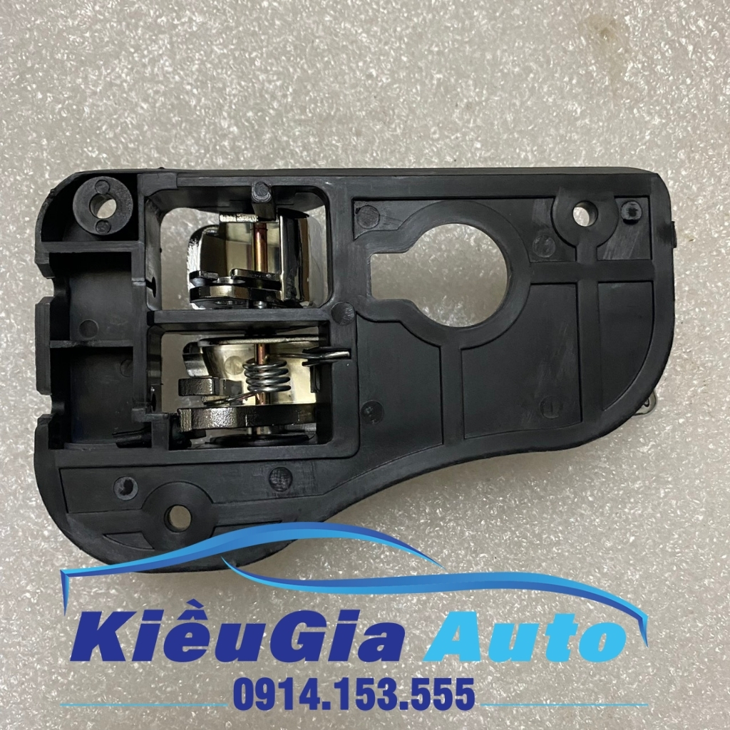 Tay mở cửa trong Kia Carens