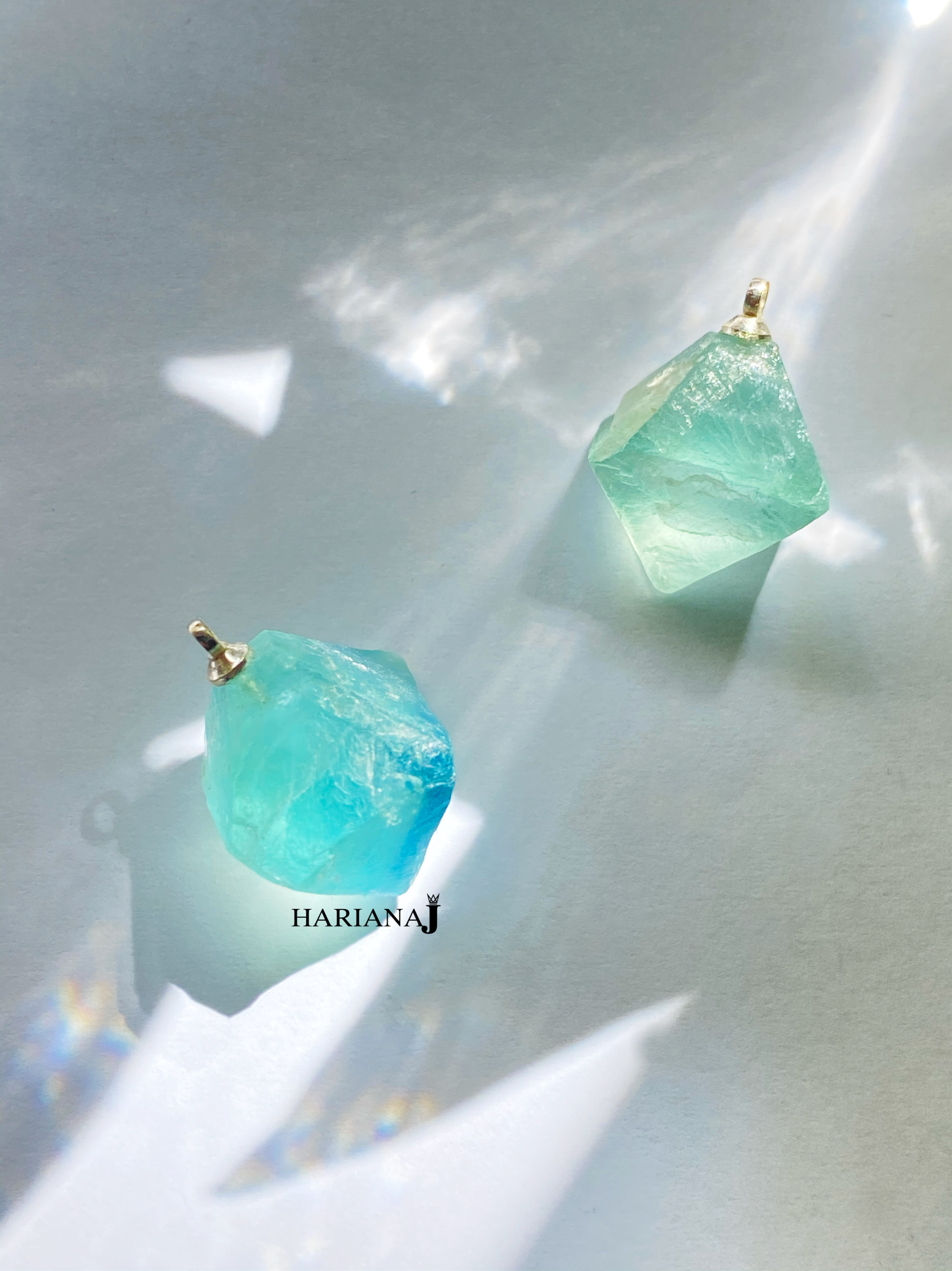 [HCM]Mặt dây/charm đá thô Flourite khối hình thoi size L