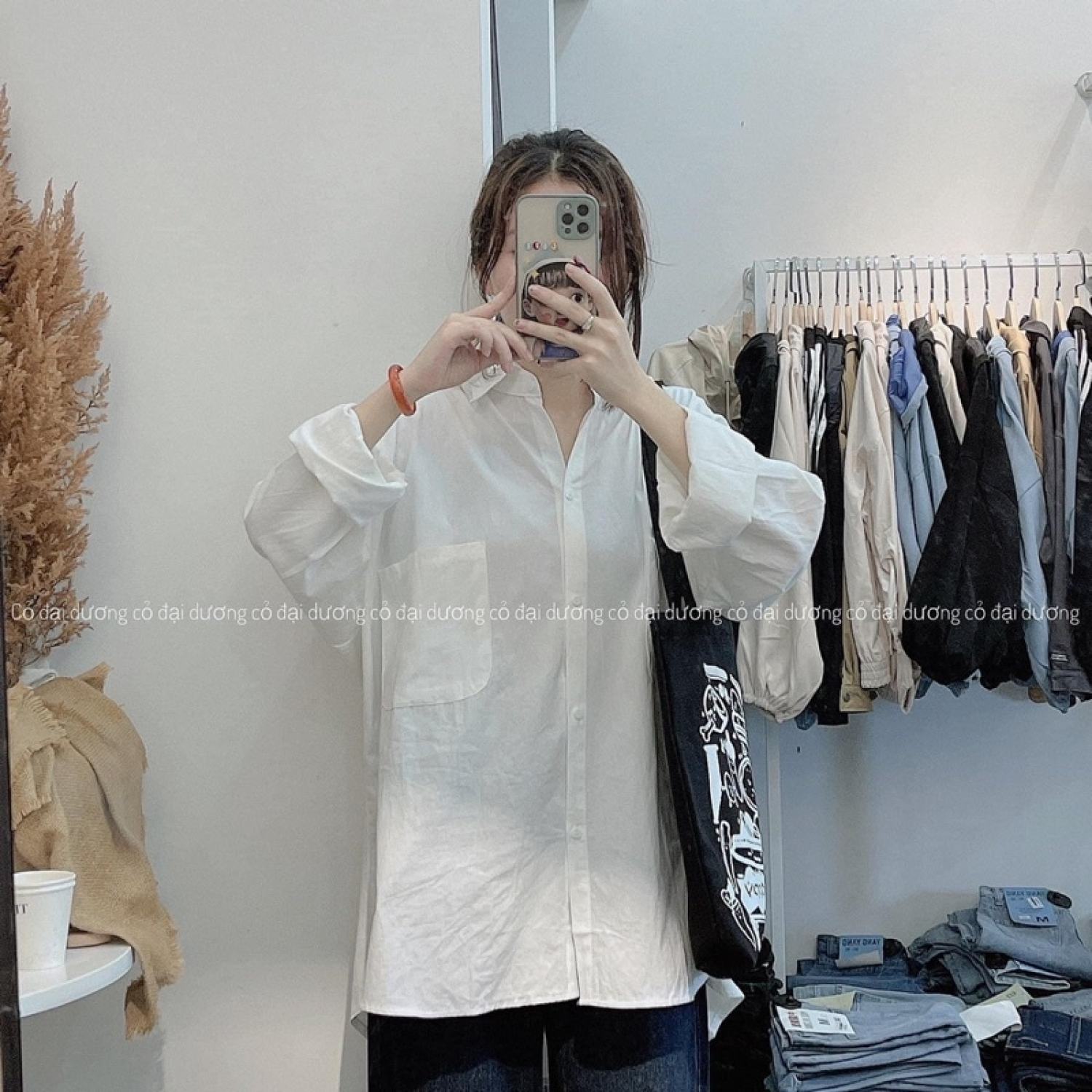 Áo sơ mi in chữ BSOLUTE in lưng