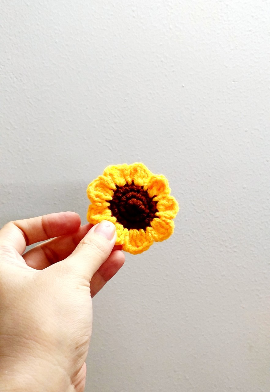 Hoa len móc hoa hướng dương trang trí , có ghim cài size 6cm