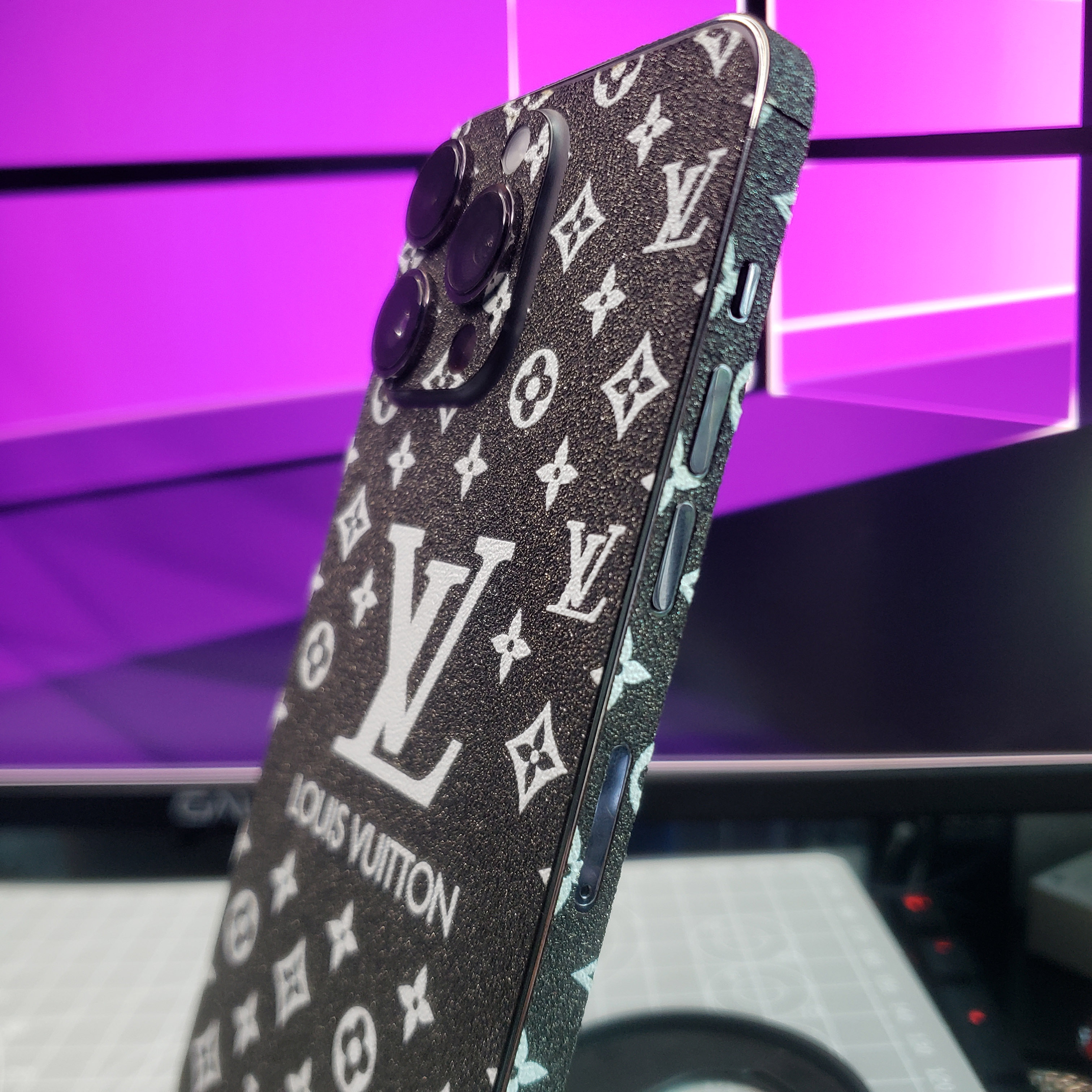 Miếng dán PPF kim tuyến LV GG cho iphone