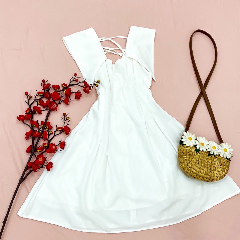 Đầm trắng cổ đắp vai