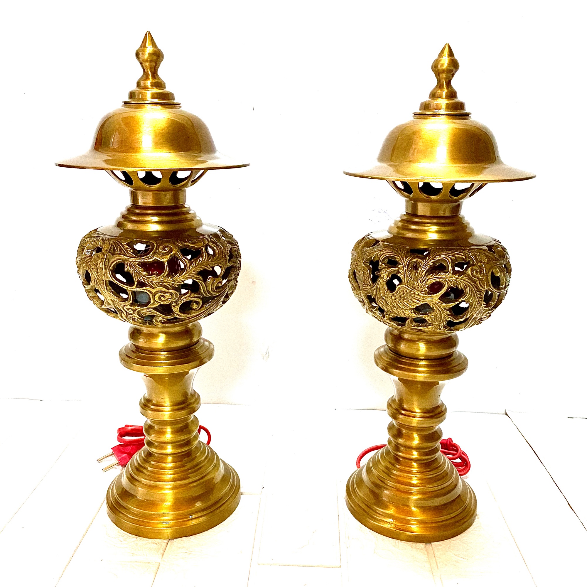 Đôi đèn đồng chất liệu bằng đồng 💯 kích thước 44 cm. Nặng 5 kg 1 đôi bộ thờ cúng tâm linh cho gia chủ