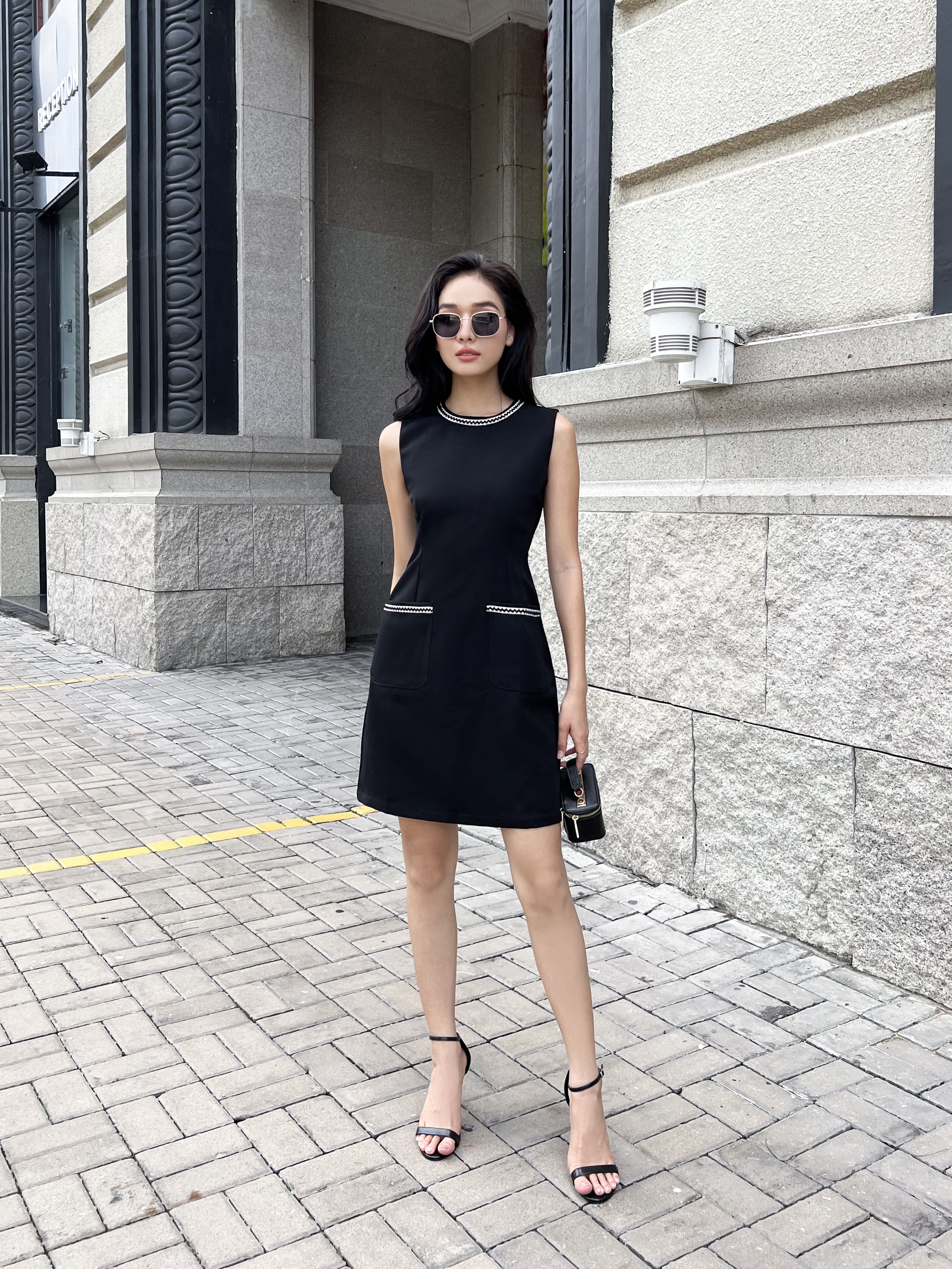 Đầm đen cộc tay phối viền - YV LE & CO