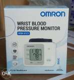 Máy đo huyết áp cổ tay Omron HEM 6121 (Trắng)