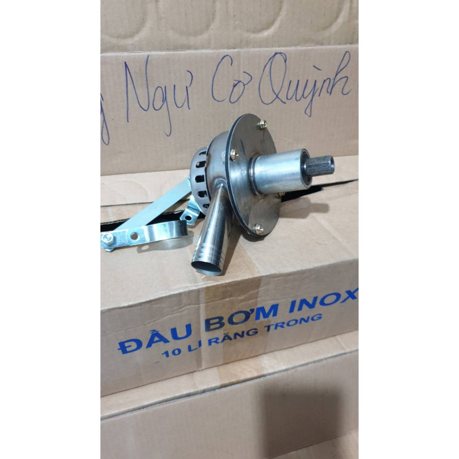 Đầu Bơm nước Inox gắn vào máy cắt cỏ