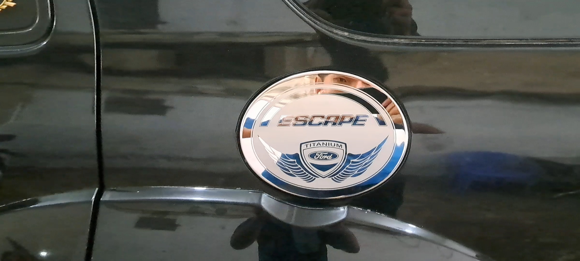 Ốp INOX nắp bình xăng FORD Escape