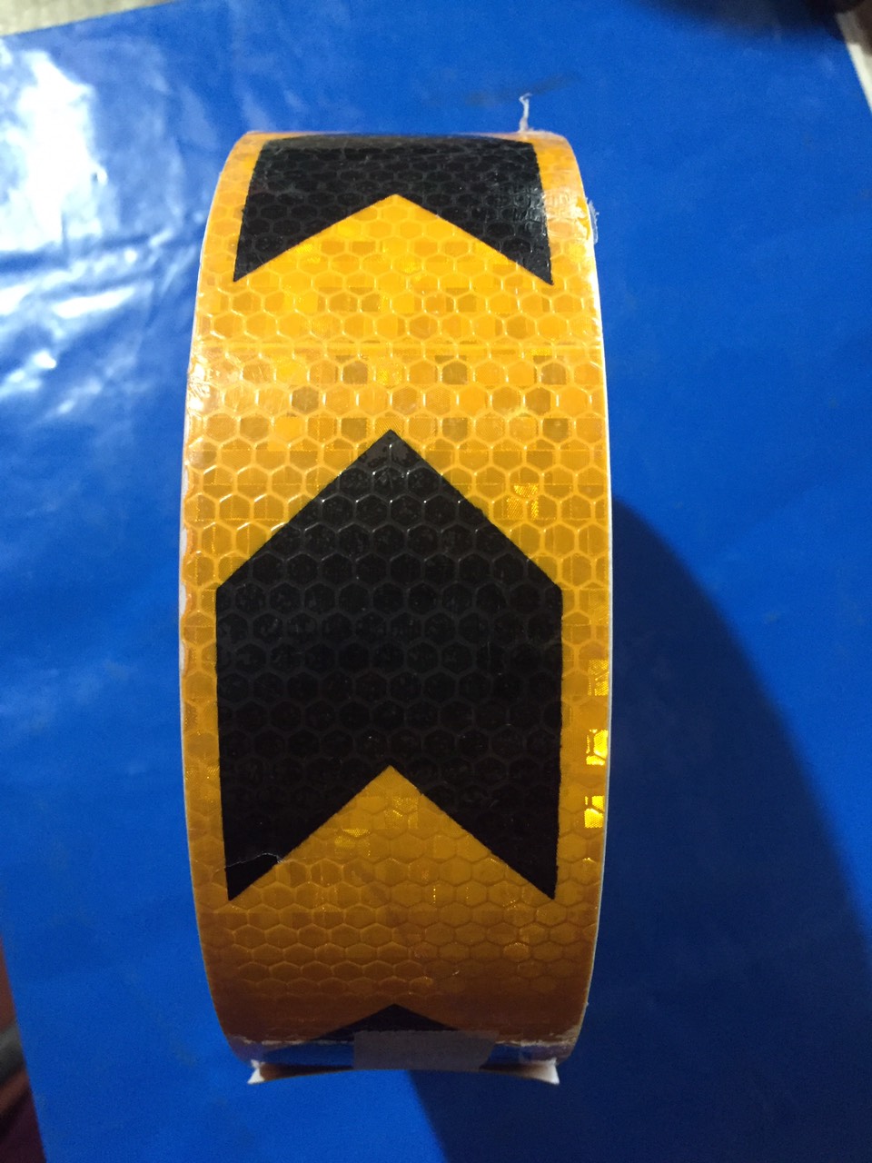 5m băng keo phản quang bản rộng 5cm. Băng keo phản quang mũi tên to giá cho thợ
