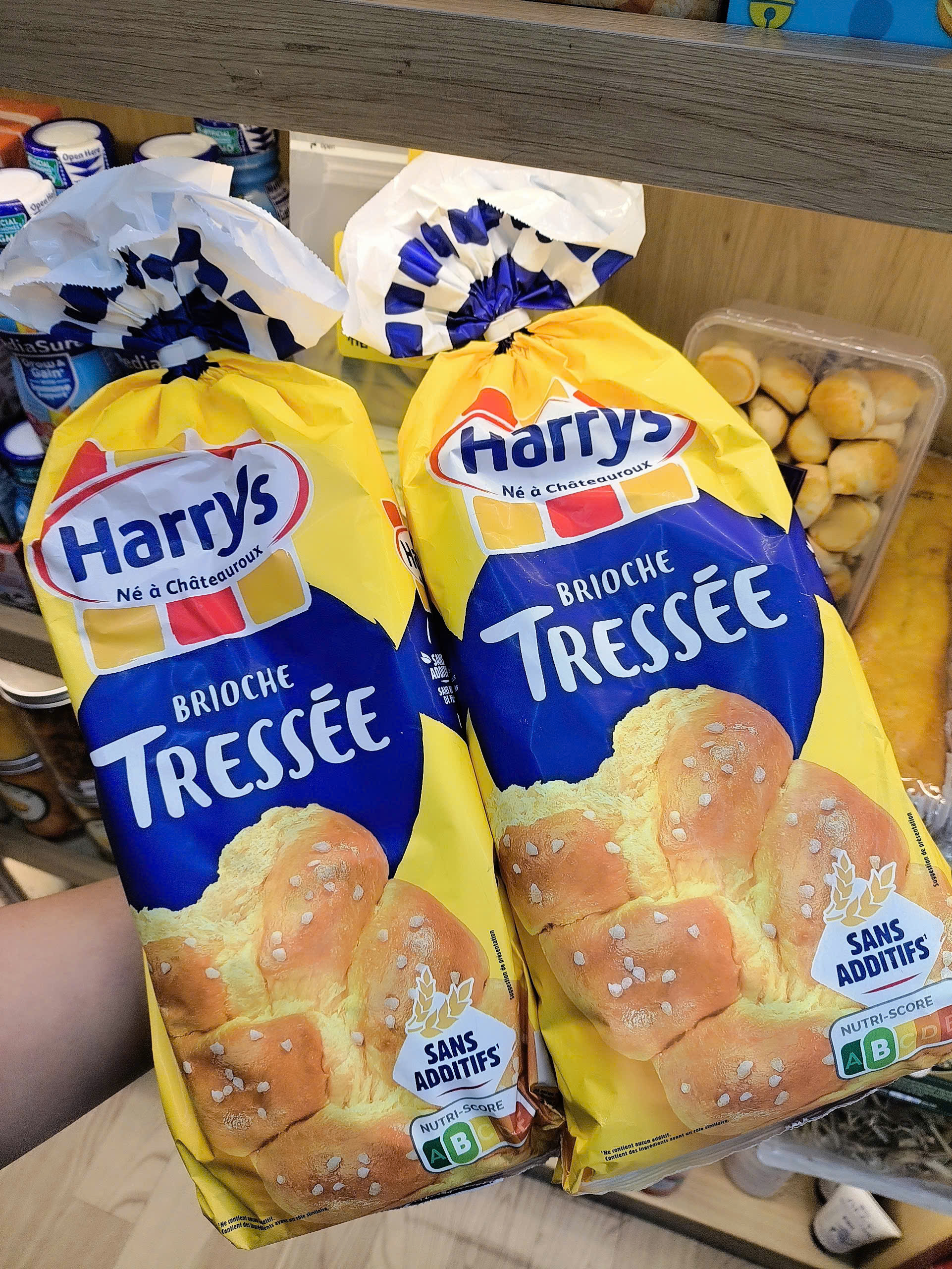 BÁNH MÌ HOA CÚC Harrys Pháp