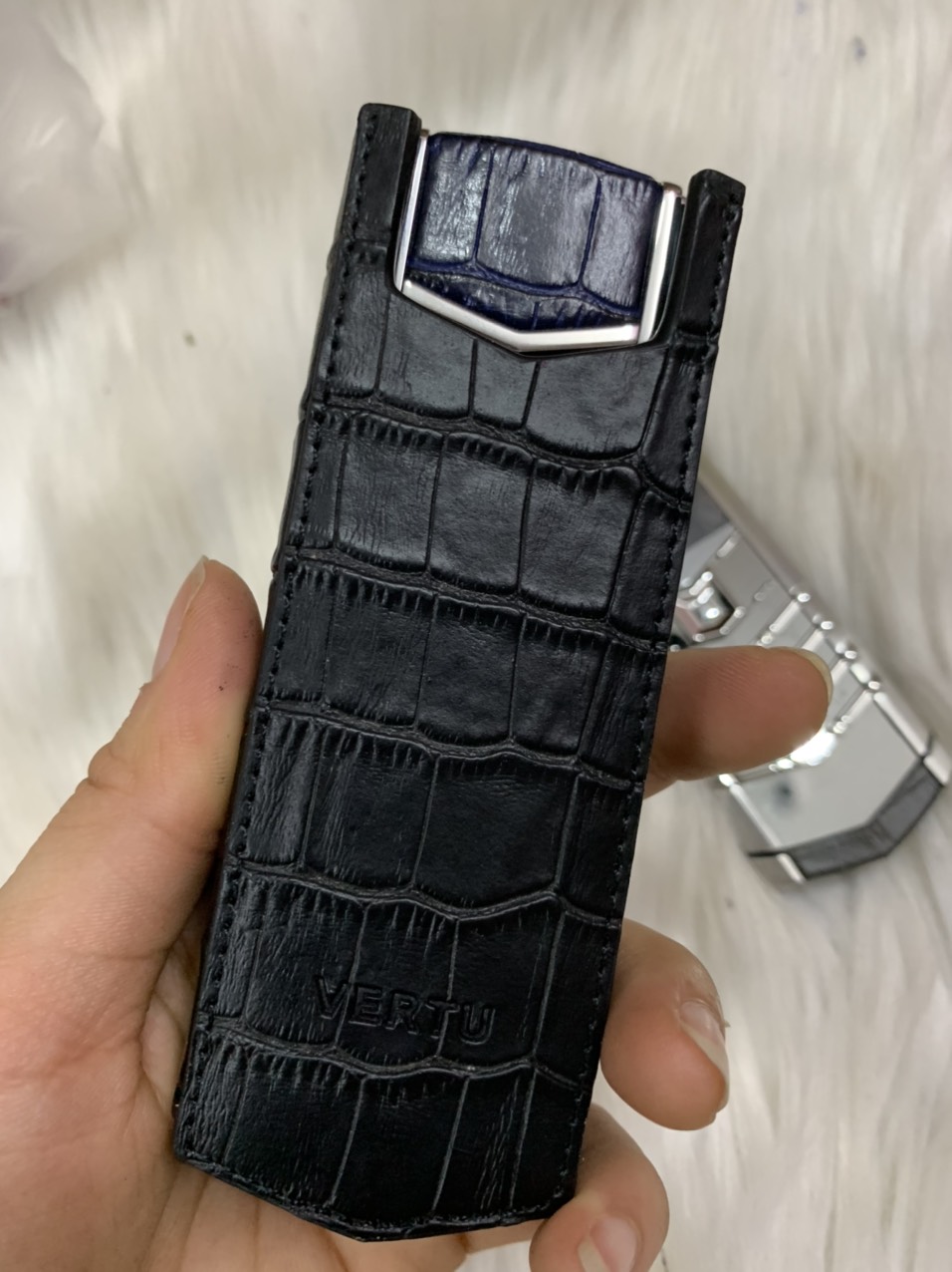 Bao da Vertu Singnature S đứng dập vân đen
