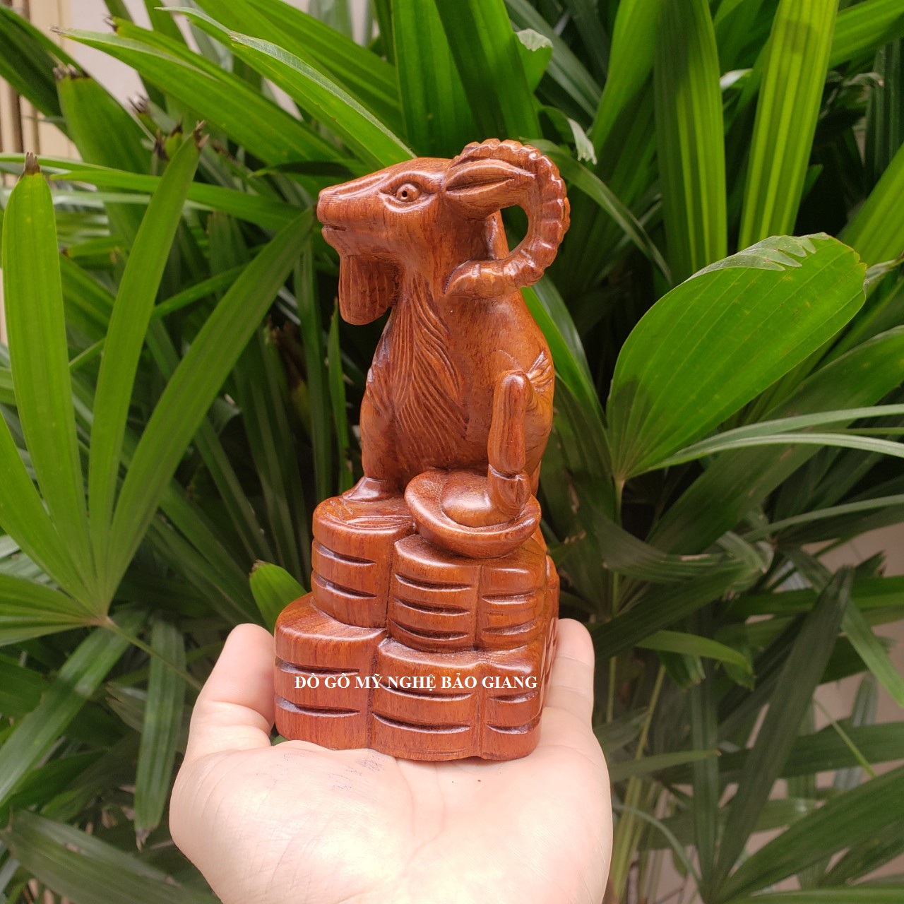 Tượng con dê gỗ ngọc am để mộc thơm Cao 20 ngang 12 sâu 7 cm.