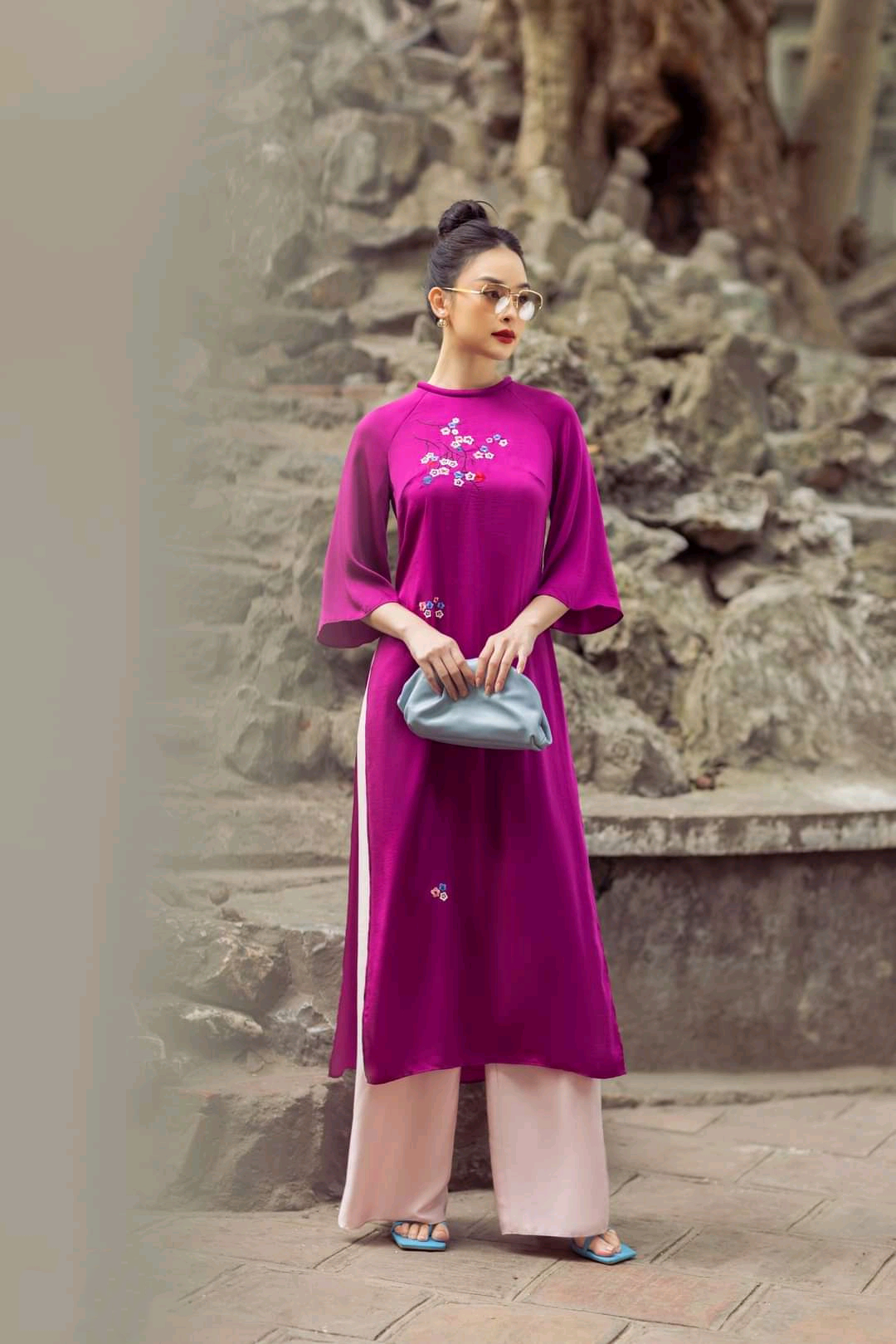 Áo dài cách tân thêu hoa nhí tay lỡ cổ tròn màu tím kèm quần may sẵn, áo dài truyền thống cách tân màu tím