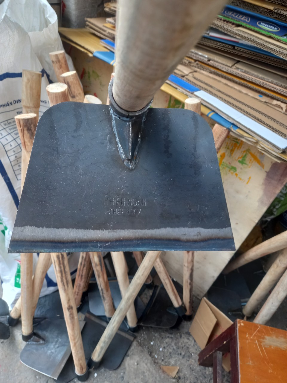 Cuốc làm vườn cán bằng gỗ ,cán dài 1 mét