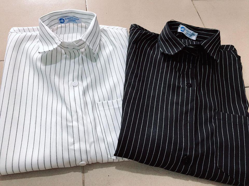 Sơ mi sọc đen oversize.