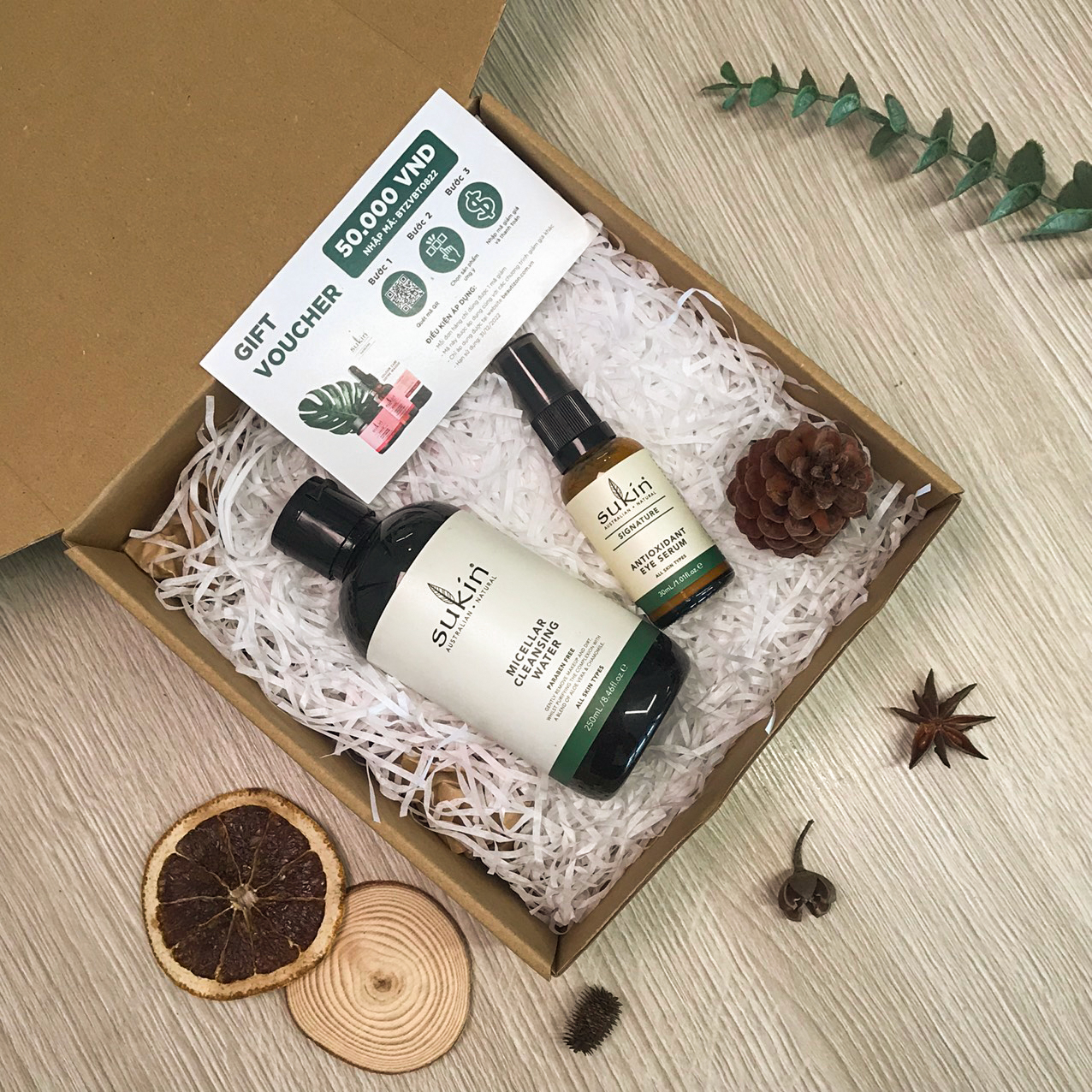 Combo tẩy trang và dưỡng da vùng mắt Sukin ( Nước tẩy trang Micellar 250ml + Serum dưỡng vùng da quanh mắt Signature 30ml)