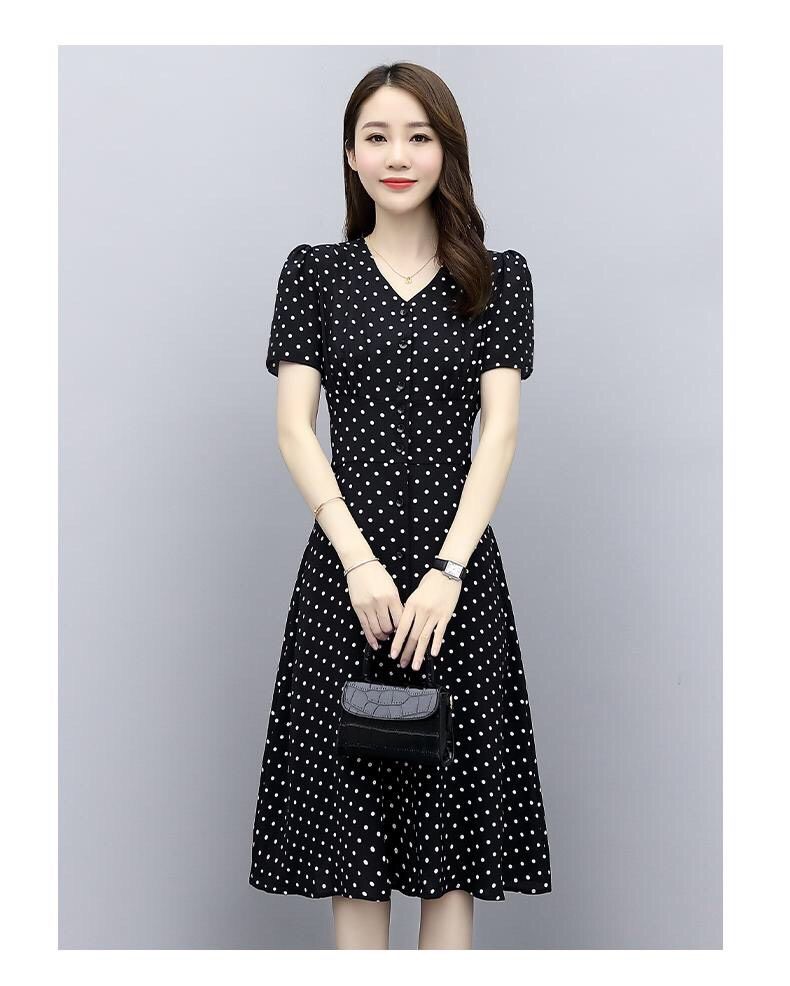 Đầm chấm bi cổ tim phối nút duyên dáng .Có size từ 38 đến 89 kg