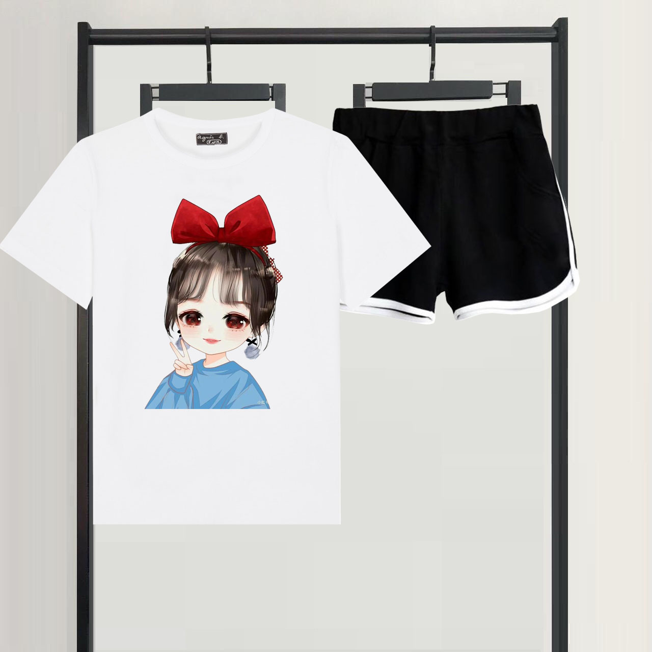 [Siêu Chất 45] Sét Bộ Quần Áo Thời Trang Nữ Xinh Cute Mặc Đi Chơi Dạo Phố, Chất Liệu Áo Cotton Trắng Organic Ngắn Tay Cổ Tròn In Cô Gái Đeo Kính Kèm Quần Đùi Viền Co Giãn Nhẹ Phong Cách