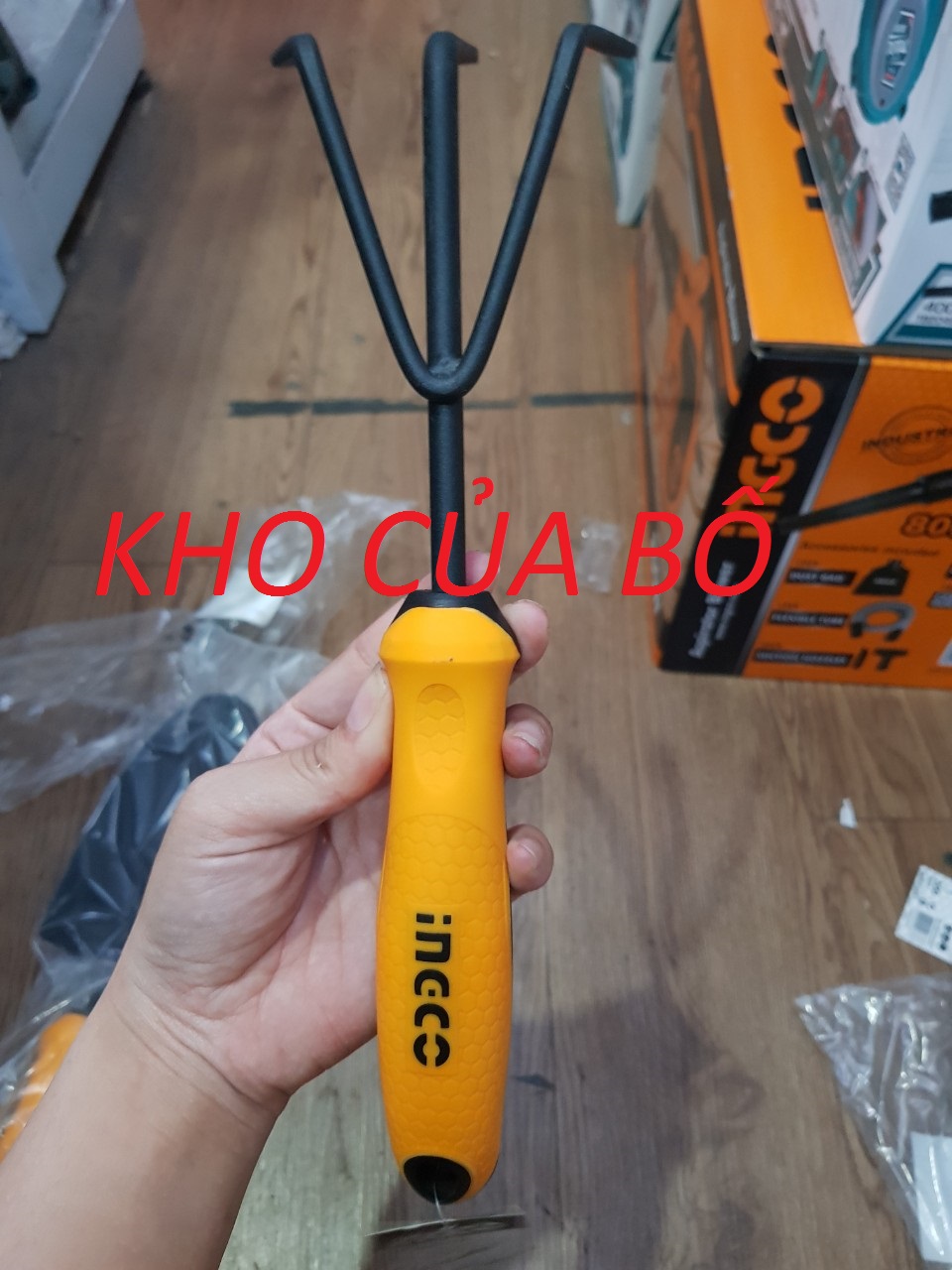 300mm Cây cào đất làm vườn INGCO HGR1008
