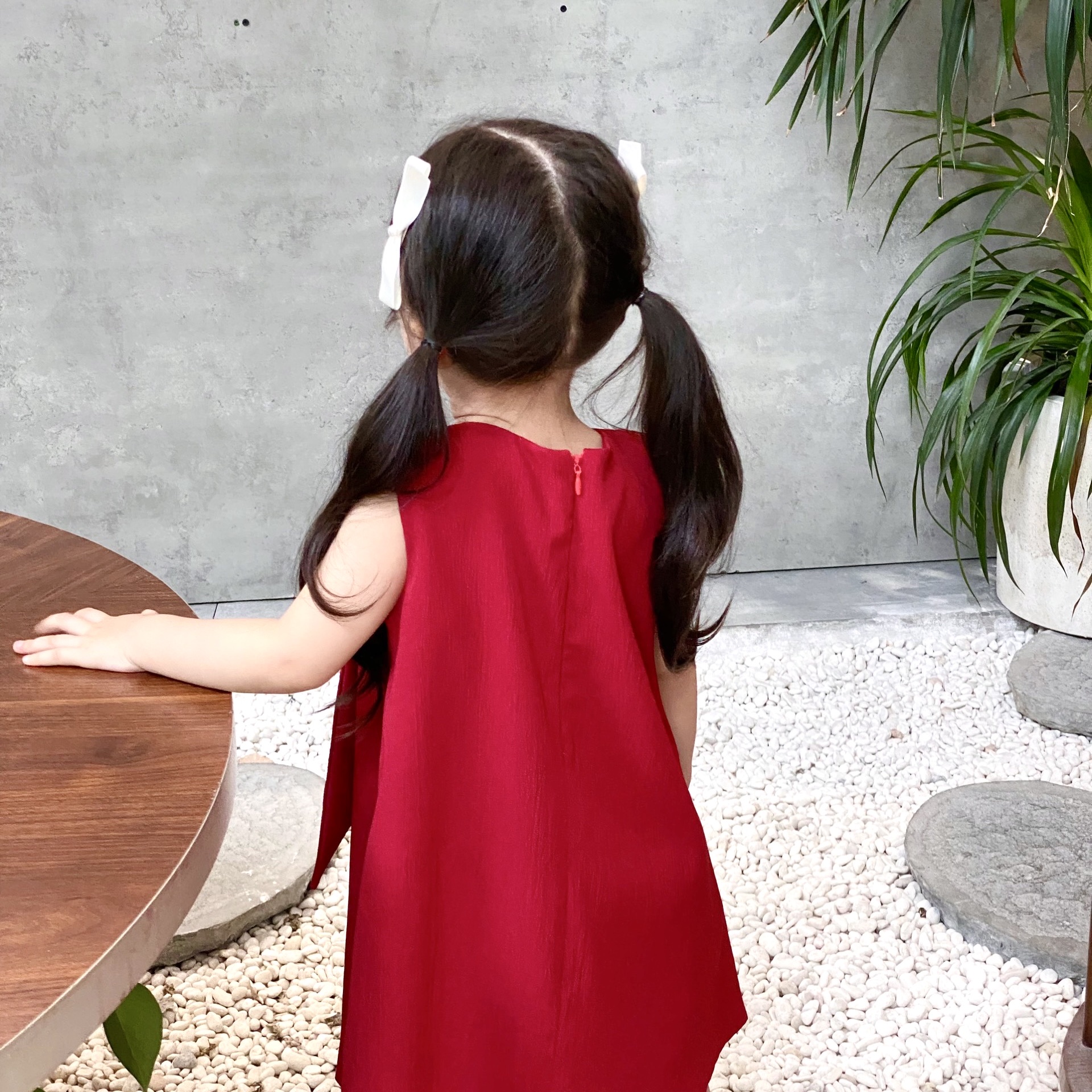 Đầm dáng A đính nơ , đính nút ngọc cho bé
