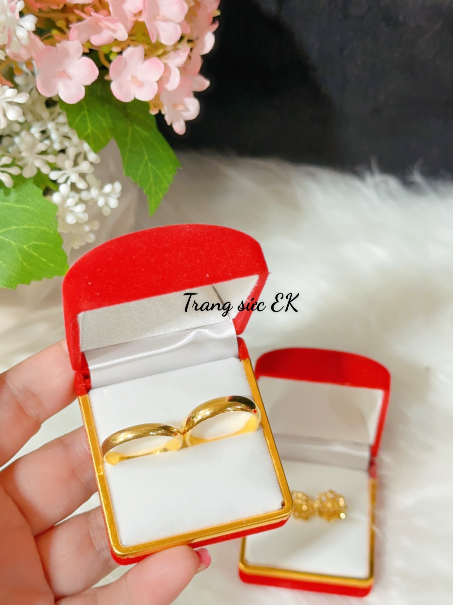 Hộp nhung trái  tim đựng nhẫn cưới