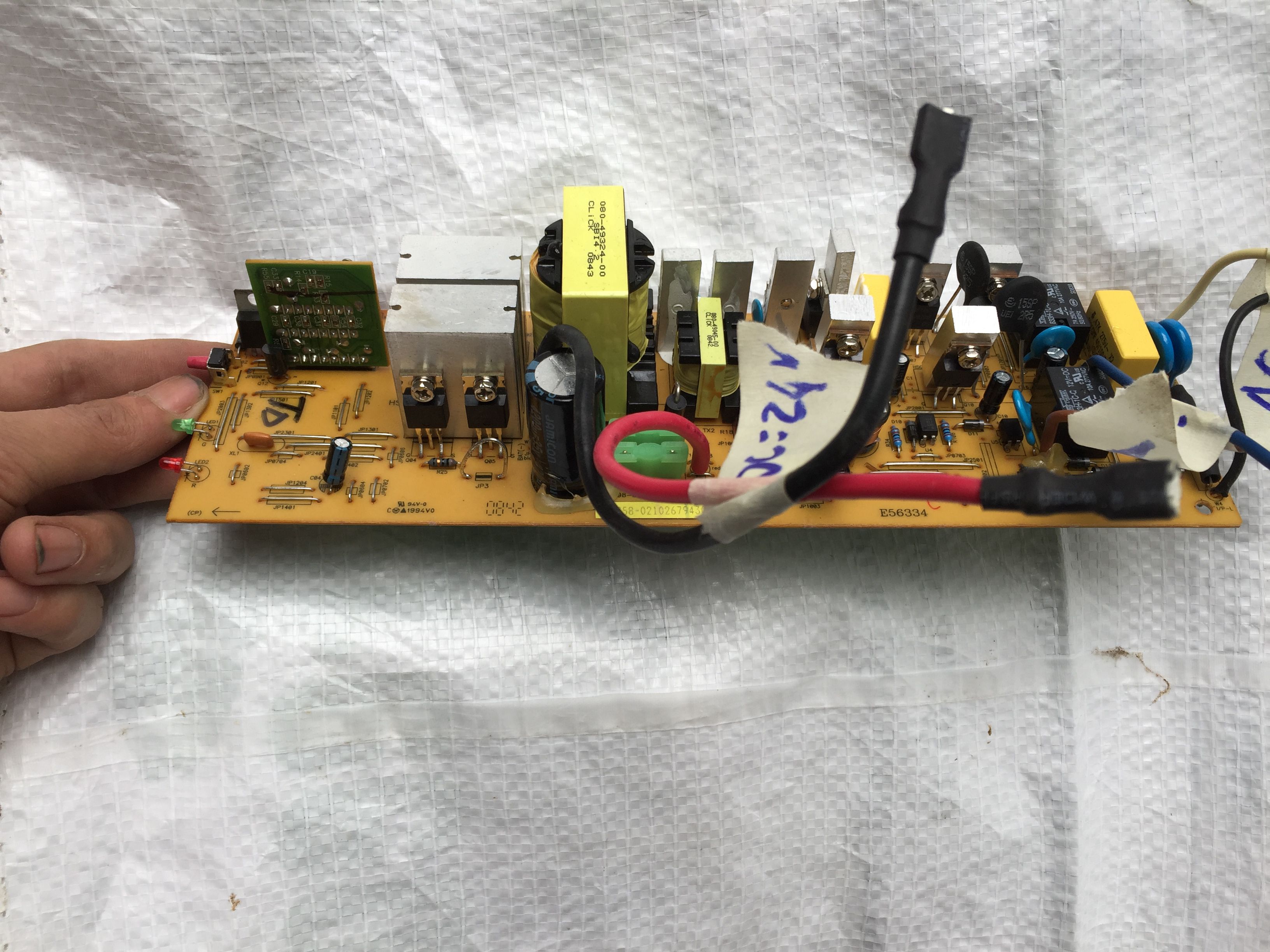 Bộ lưu điện UPS Santak TG1000, linh kiện điện tử, nguồn dự phòng, nhiều chiếc, trong xe ô tô.